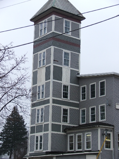 nothing to do with my work - fancy siding job in hudson MA.jpg - Just a kewl building with clapboard and clam-shell siding in Hudson.  Nice siding job.  I had nothing to do with it but it's kewl.